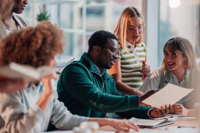 Mejore la comunicación corporativa y fomente un clima laboral positivo