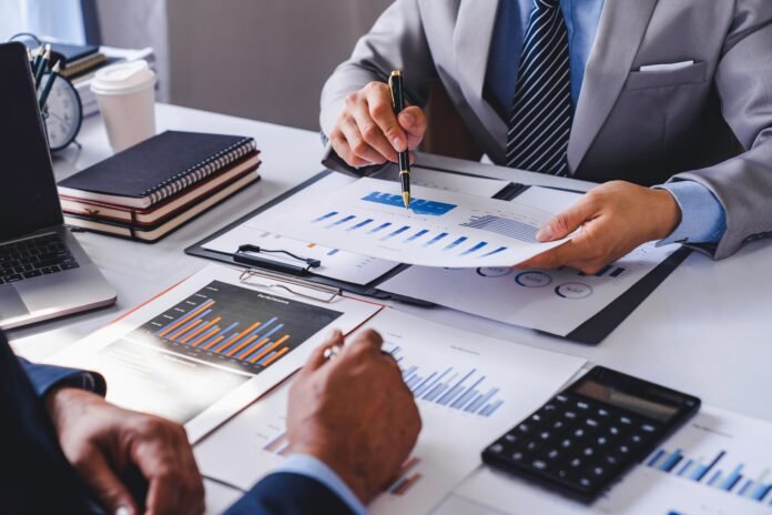 Timón, brújula, radar y bitácora: el valor oculto de las NIIF que aún no utiliza