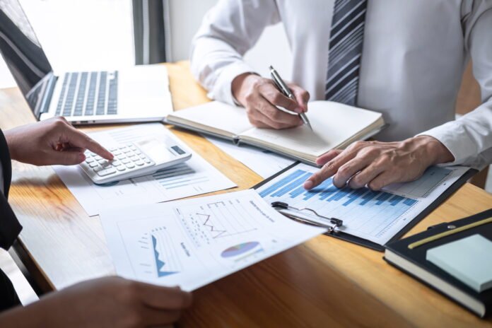 Cómo implementar controles internos financieros en tu empresa